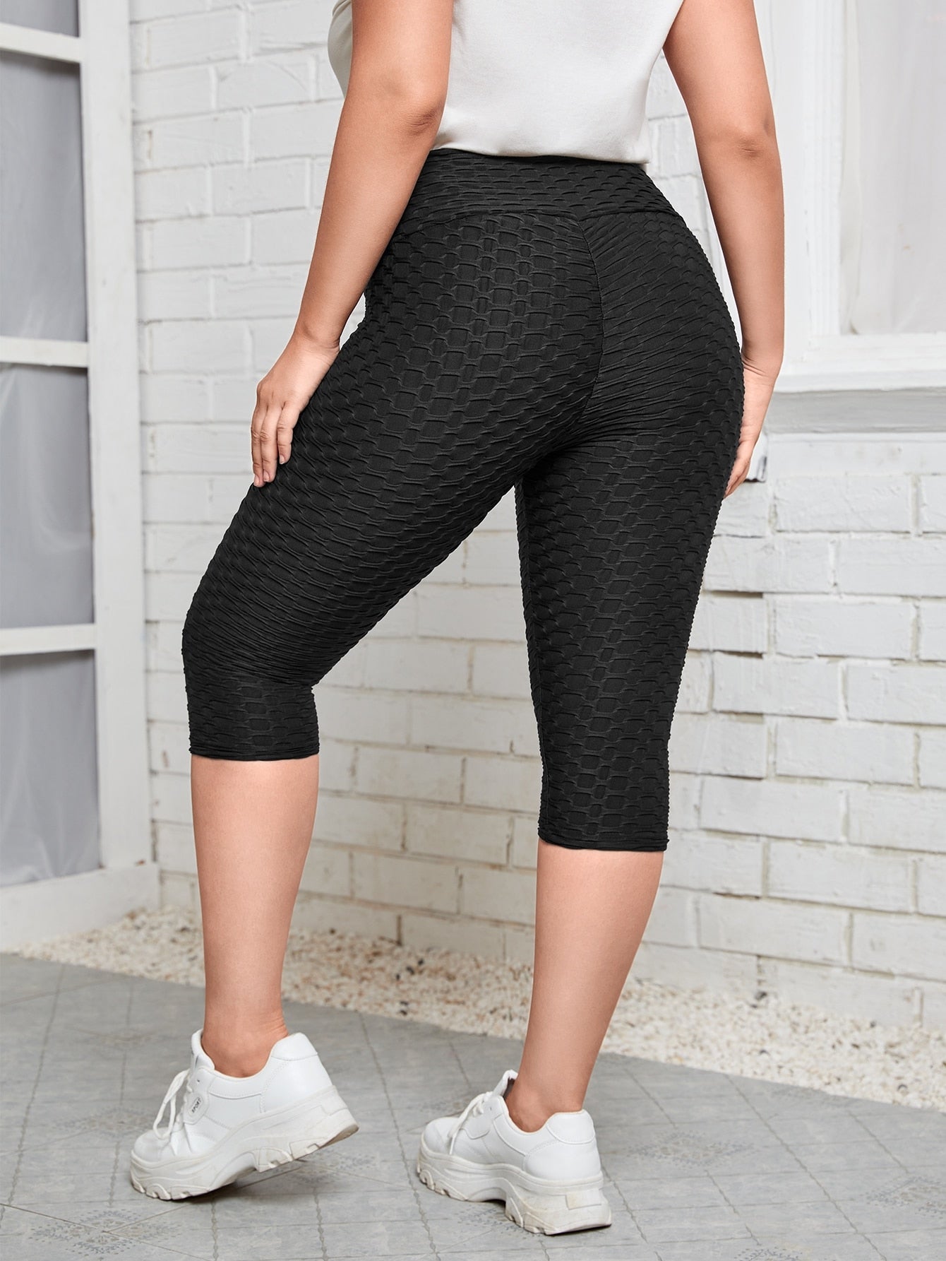 Plus Honeycomb Textured Capris Leggings