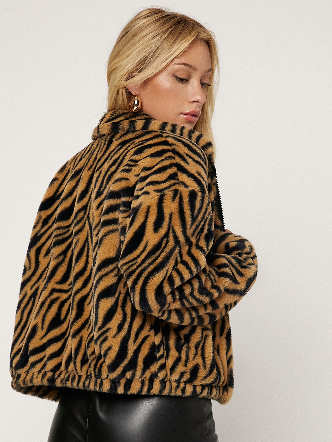 Tiger Striped Print Dual Pocket Drop Shoulder Fuzzy Coat